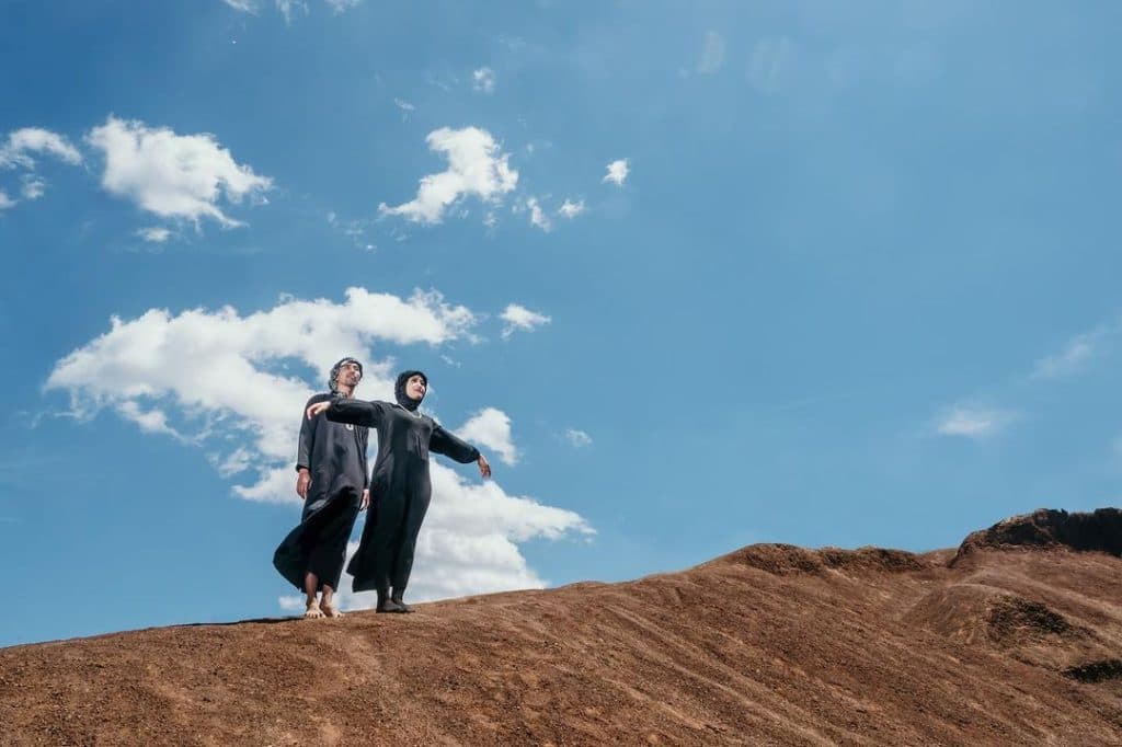 Foto prewedding pasangan dengan cahaya golden hour