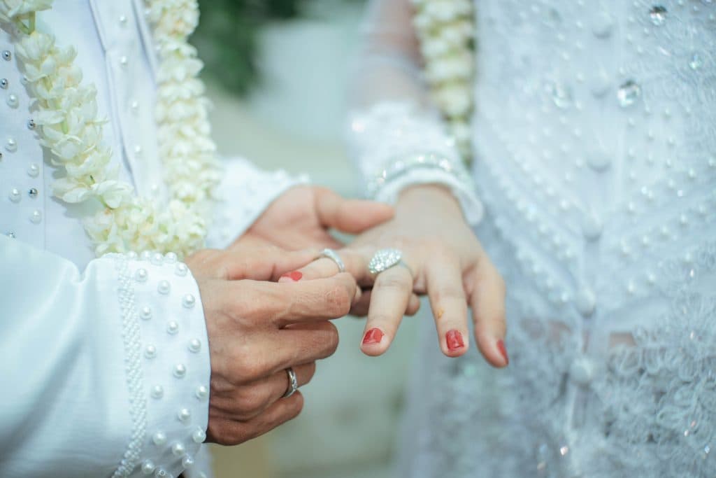 Momen tukar cincin di hari pernikahan