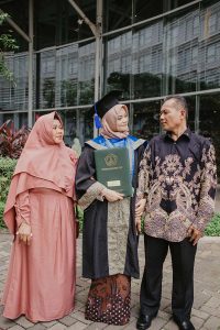 pose foto wisuda