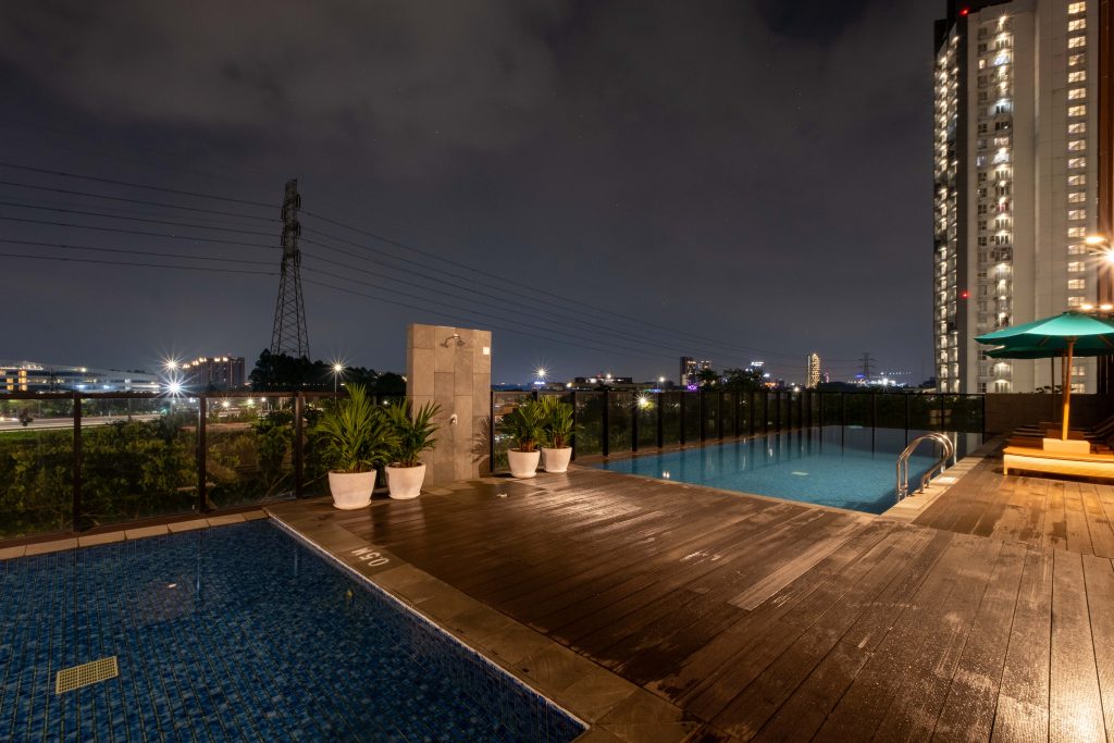 swimming pool ibis style malam hari